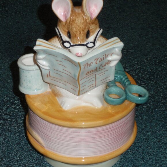 Beatrix Potter TAILOR of GLOUCESTER Mouse Musical Figurine Schmid CHRISTMAS GIFT - Picture 6 of 7